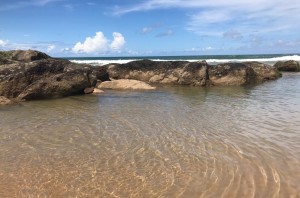 Quase sempre as piscinas naturais estão presentes na Praia de Santo Antônio