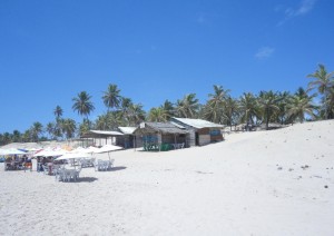 Existem poucas barracas na Praia de Santo Antônio