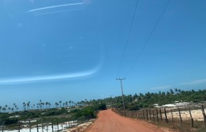 A estrada de acesso a Praia de Santo Antonio é de chão, mas em boas condições