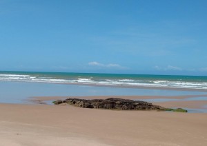 A Praia de Santo Antônio está sempre tranquila e deserta